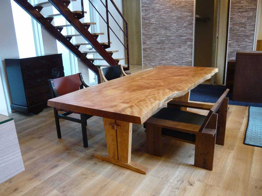 弘田邸：一枚板テーブル