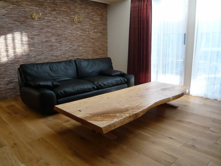 弘田邸：一枚板ローテーブル